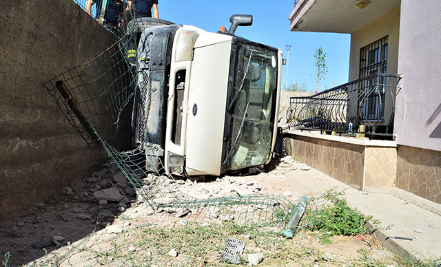 Evin bahçe duvarını yıkarak devrilen kamyonetteki sürücü ile yolcu kaçtı
