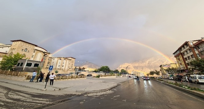 Hakkari'de gökkuşağı güzelliği