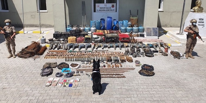Yüksekova'da çok sayıda silah ve mühimmat ele geçirildi