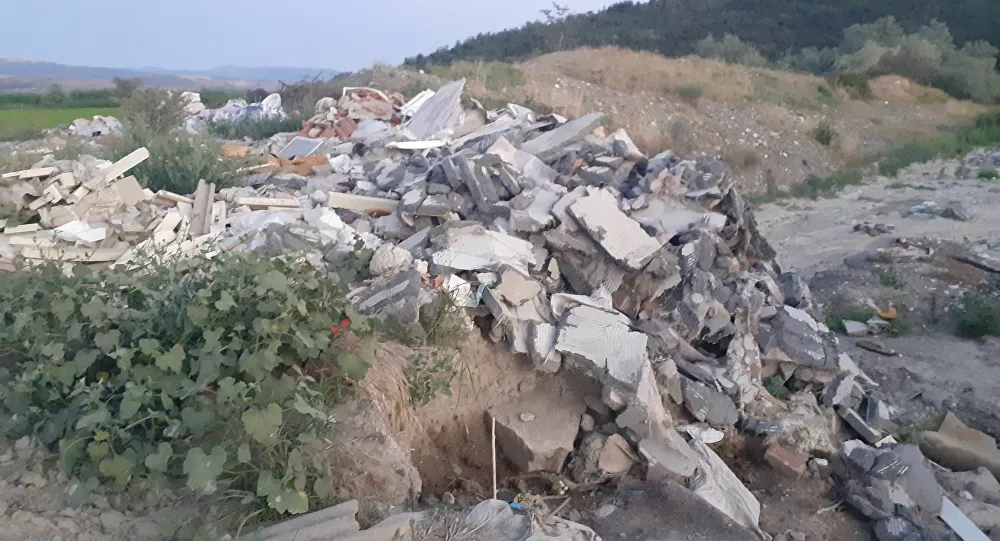 Dere yatağının içi su değil çöple dolu