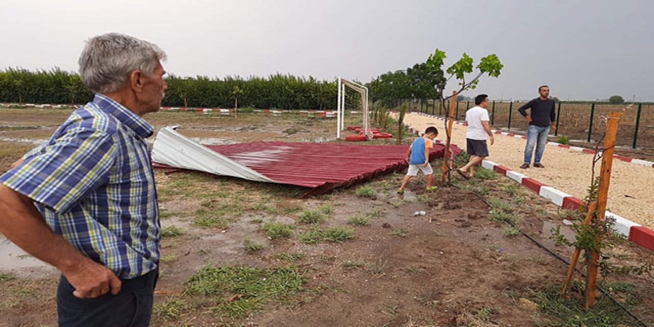 Frtına, okulun çatısını uçurdu