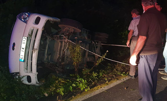 Devrilen kamyonette sıkışan baba-oğul, yaralandı