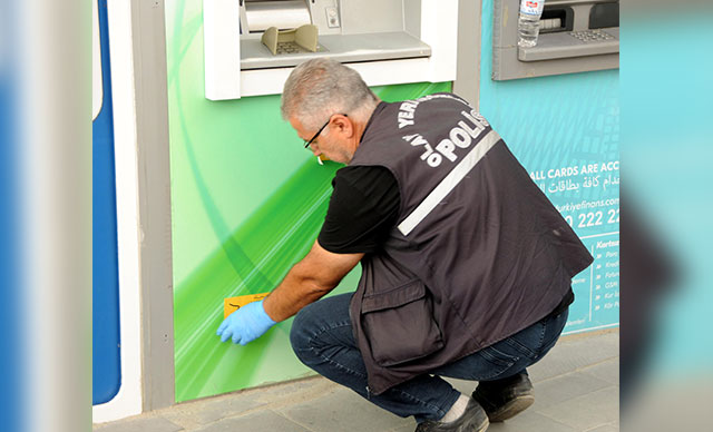 ATM'den para çekmeye çalışırken sırtından vuruldu