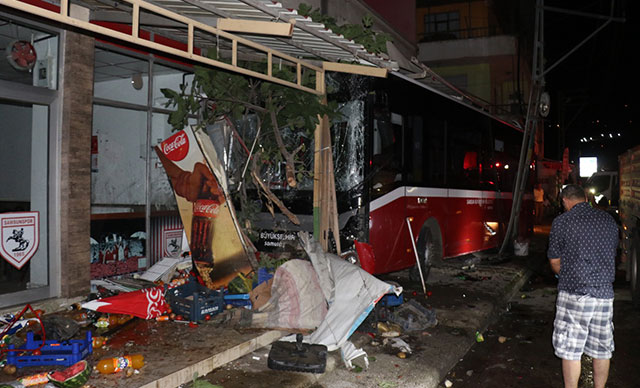 Halk otobüsü markete girdi: 8 yaralı