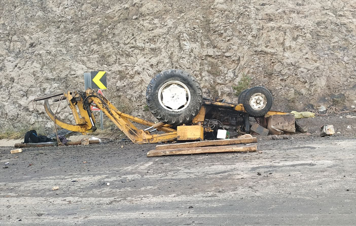 Kars'ta kaza yapan traktör yüklü kamyonun sürücüsü yaralandı