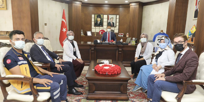 Vali Akbıyık'tan sağlık personeline başarı belgesi