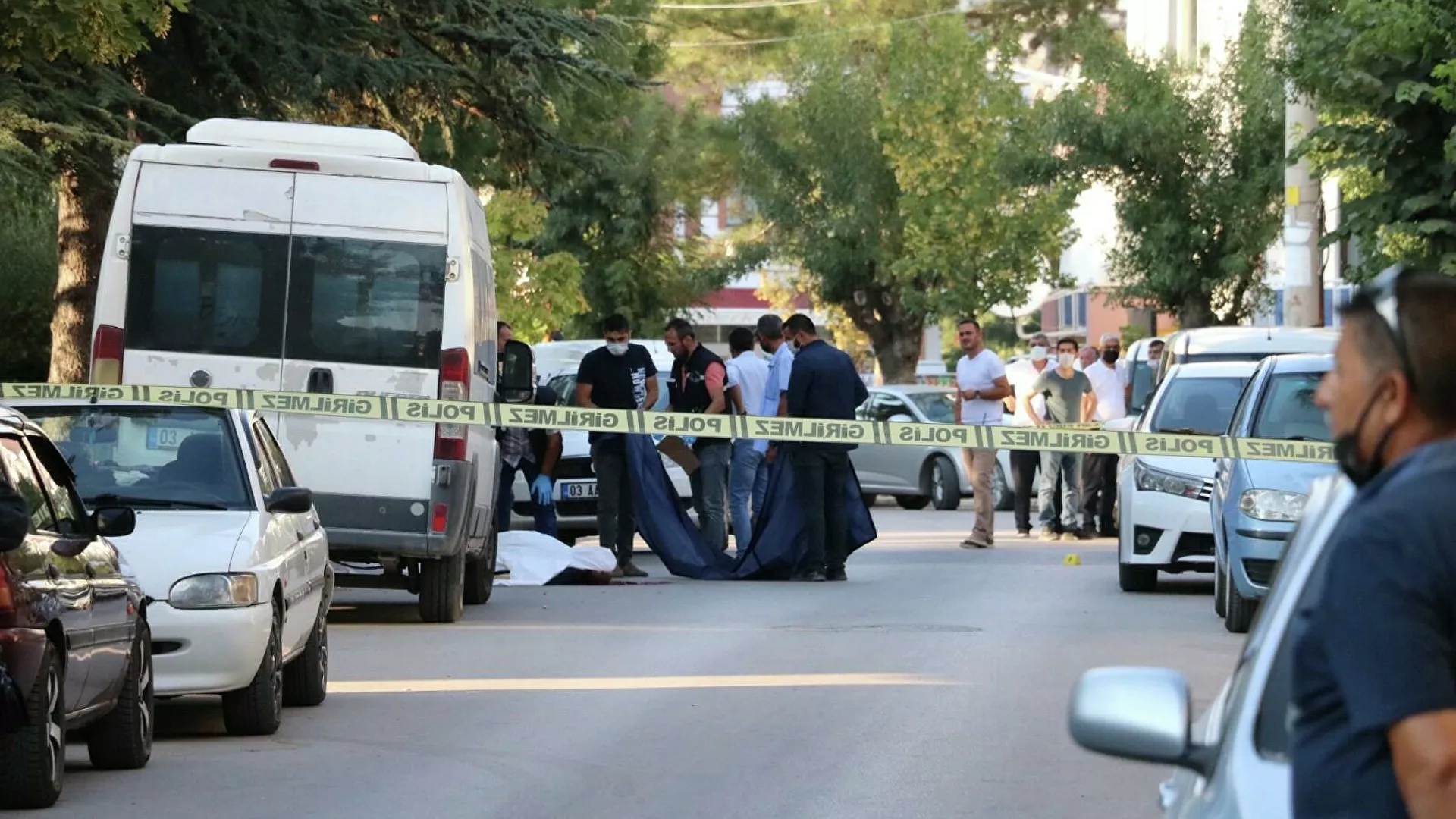 Bir polis memuru karısı, kayınvalidesi, kayınpederini öldürüp intihar etti