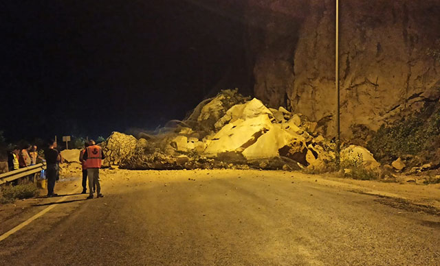 Dev kayalar yola düştü, ilçe yolu ulaşıma kapandı