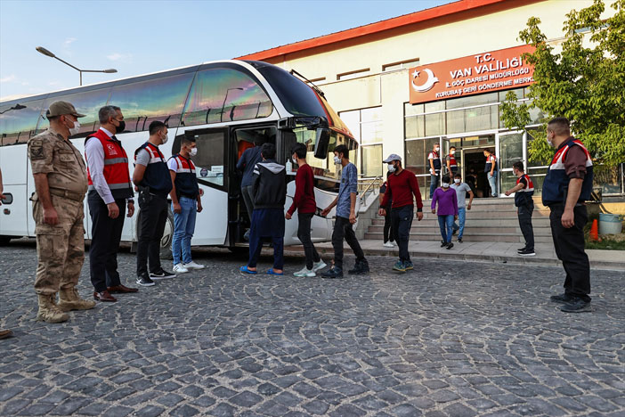 Van'da yakalanan göçmenler sınır dışı ediliyor