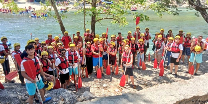Hakkarili gençler Antalya'da raftinge katıldı, dalış yaptı
