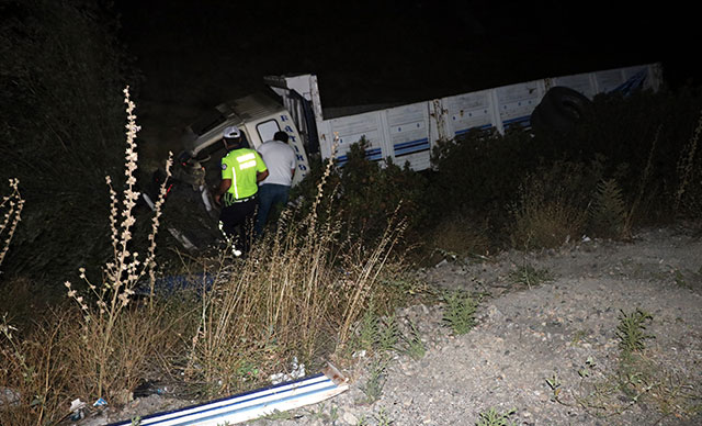 Şarampole devrilen kamyonun şoförü yaşamını yitirdi