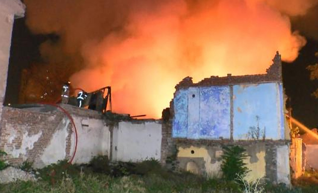 2 katlı metruk bina yangın sonucu çöktü