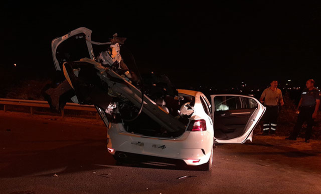 Otomobil bariyerlere saplandı