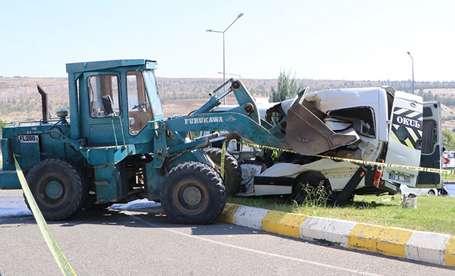 İş makinesi, öğrenci servisine çarptı: 13 yaralı