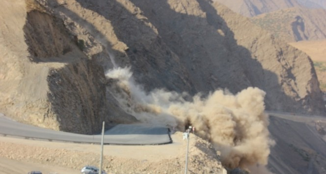 Hakkari'de yol çalışmasında dinamit patlatıldı