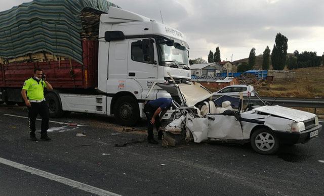 TIR, otomobile çarptı: 1 ölü, 2 yaralı