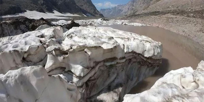 Hakkari'deki Türkiye'nin en büyük vadi buzulu küresel ısınma nedeniyle eriyor