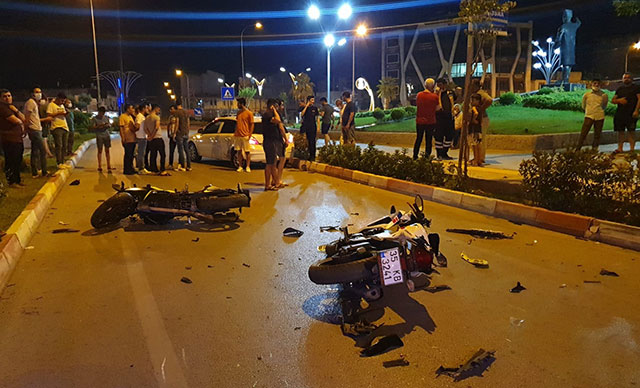 Karşı şeride geçip, 4 araca çarptı: 3 yaralı