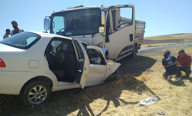 Kamyonet ile otomobil çarpıştı: 1 ölü, 1 yaralı