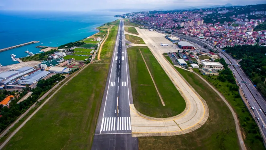 Havaalanında pist çatladı