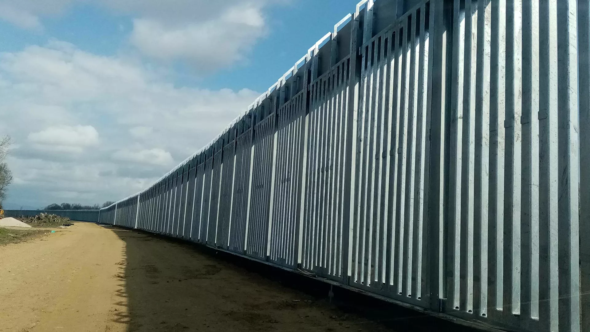 Sınıra 40 kilometrelik çelik duvar