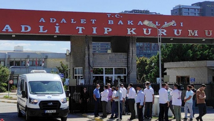 Balkonda oturan kadın vuruldu