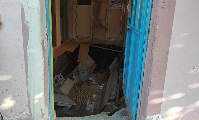 Evin tabanı çöktü: 2  yaralı