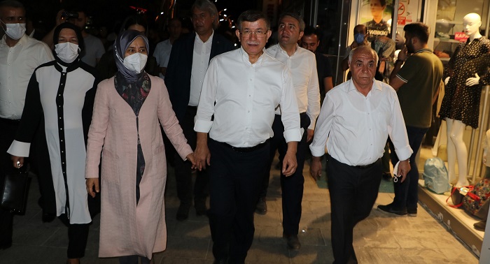 Gelecek Partisi Genel Başkanı Davutoğlu, Hakkari'deki vatandaşların sorunlarını dinledi