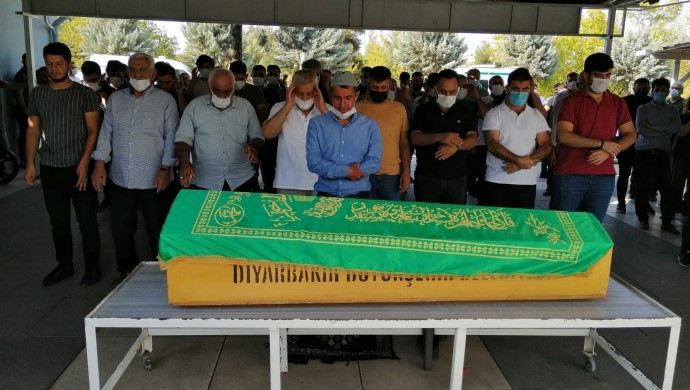 Yaşamını yitiren sanatçı Şimşek defnedildi