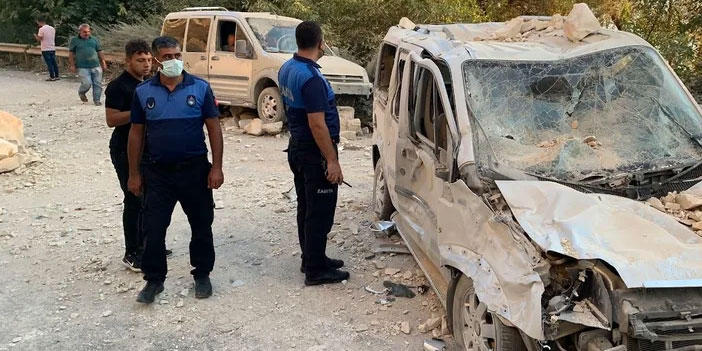 Dağdan kopan kayalar araçların üzerine düştü: Üç yaralı