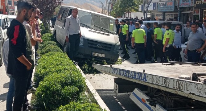 Hakkari'de Lastiği patlayan araç ağaca çaparak durdu