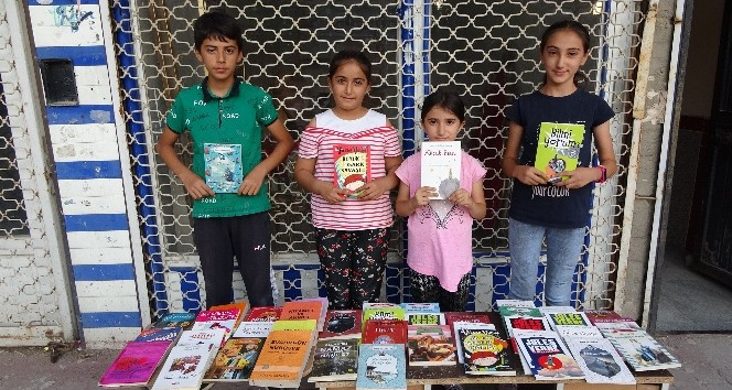 4 kardeş okul masraflarını çıkartmak için kitap satıyor