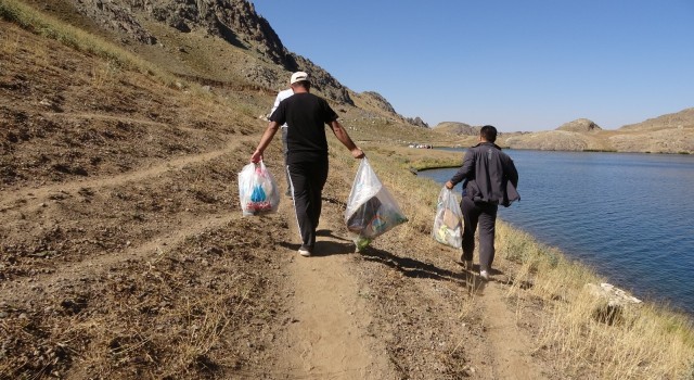 Tarım çalışanları Sat Buzul Göllerinde çöp topladı
