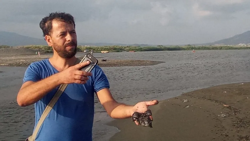 Sahile petrol atığı vurdu