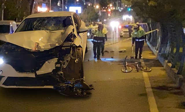 Otomobil, aniden yola çıkan çocuğu kurtarmak isteyen yayalara çarptı: 2 ölü