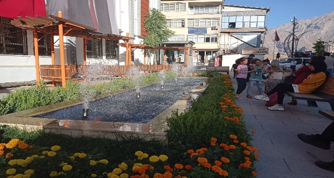 Yenilenen fıskiyelerle Hakkari rengarenk oldu