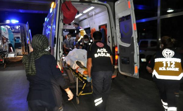 Park halindeki traktörün römorkuna çarpan otomobildeki 5 kişi yaralandı