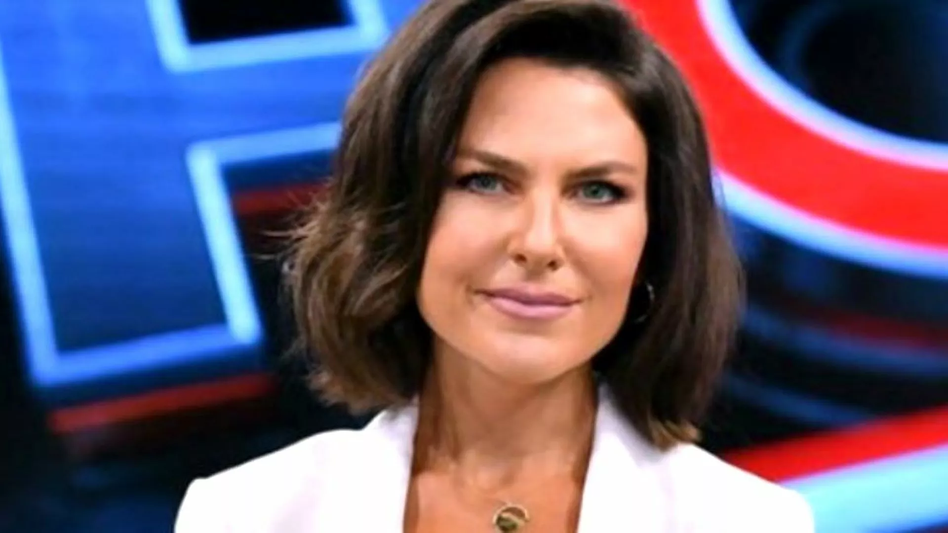 Ece Üner'e tepki gösteren 7 gazeteci istifa etti