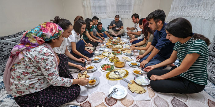 Çukurca'da vatandaşlar festival için gelenleri evlerinde misafir ediyor