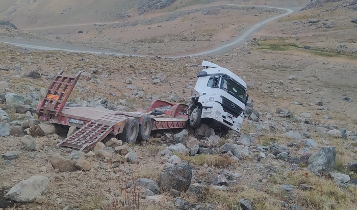 Yüksekova'da virajı alamayan iş makinesi uçuruma yuvarlandı