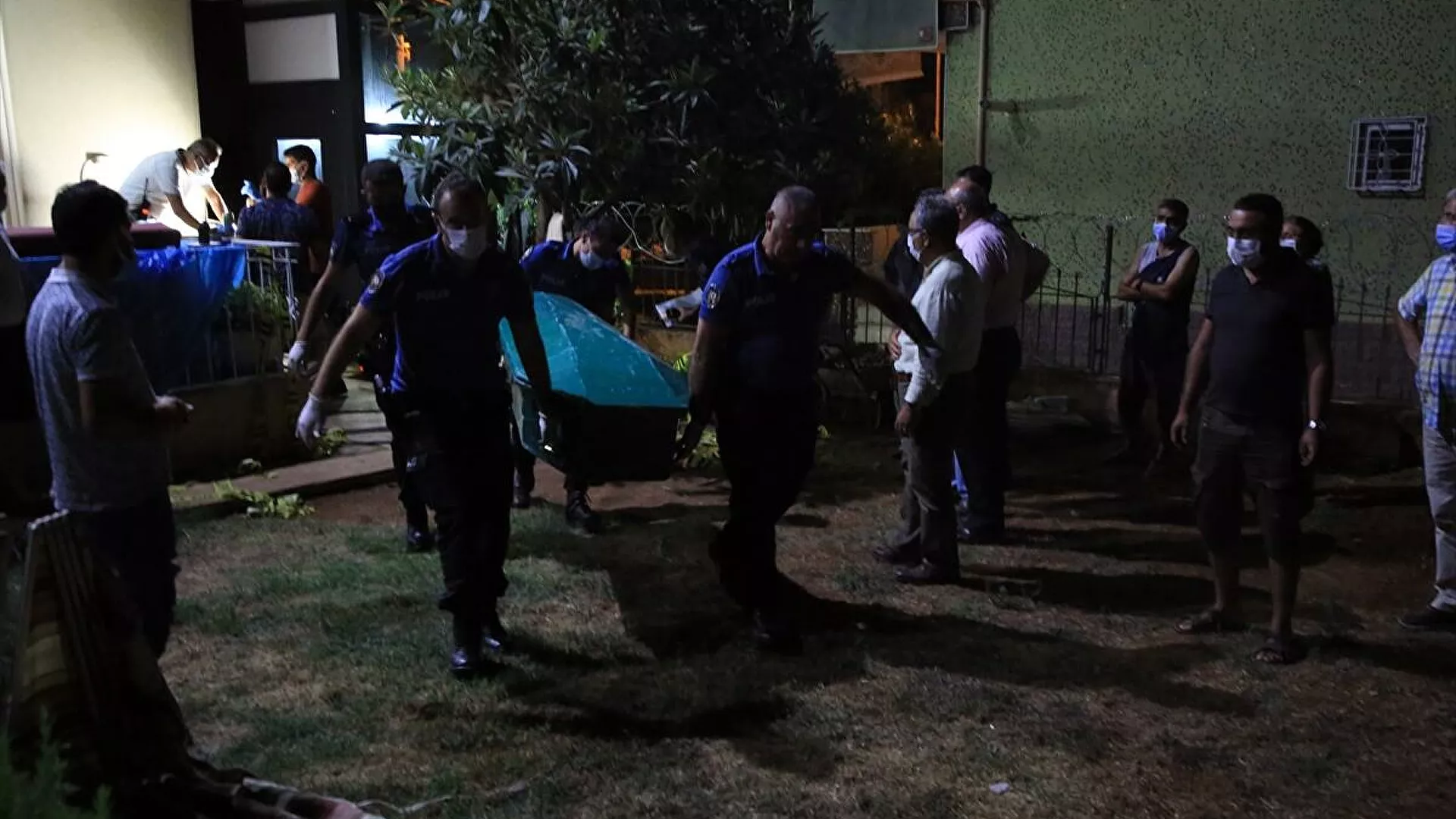 Üzerine asansör kabini düşen kadın öldü