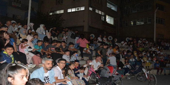 Hakkari'de açık hava sineme günlerine yoğun ilgi