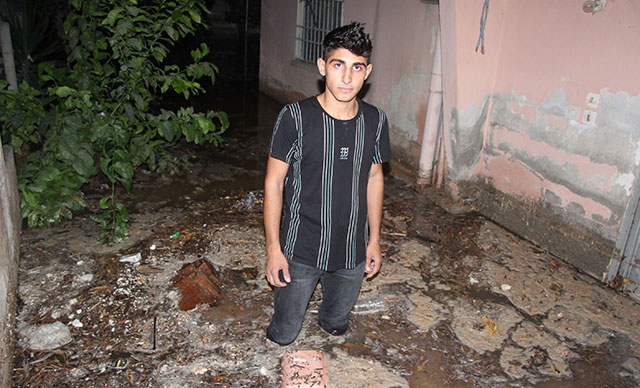 Su borusunun patlamasıyla yol çöktü, ev ve iş yerlerini su bastı