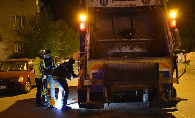 Yolun karşısına geçerken çöp kamyonunun altında kalan kadın öldü