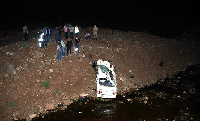 Otomobil dereye uçtu: 2 ölü, 1 yaralı