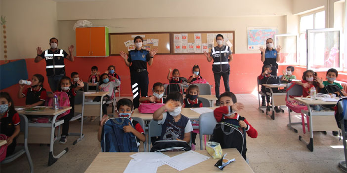 Hakkari'de polisler miniklere hediye dağıttı