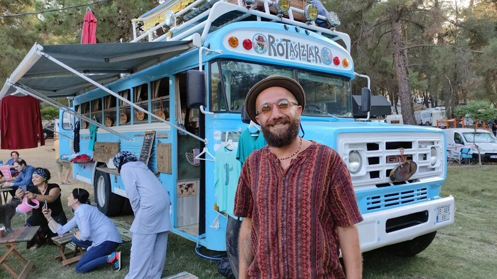 Hem geziyor hem para kazanıyor