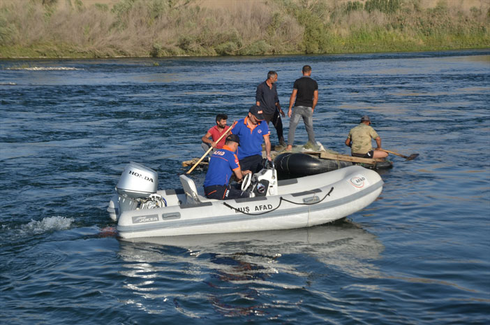 Nehre giren genç boğuldu