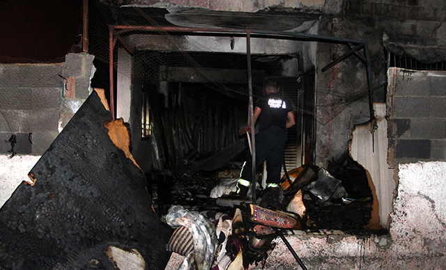 Benzin döktükleri evi ateşe verdiler