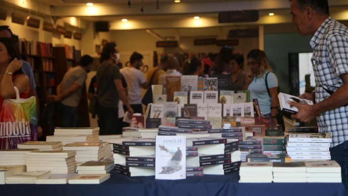 Akdoğan’ın Dengê Zê kitabı imza gününe büyük ilgi